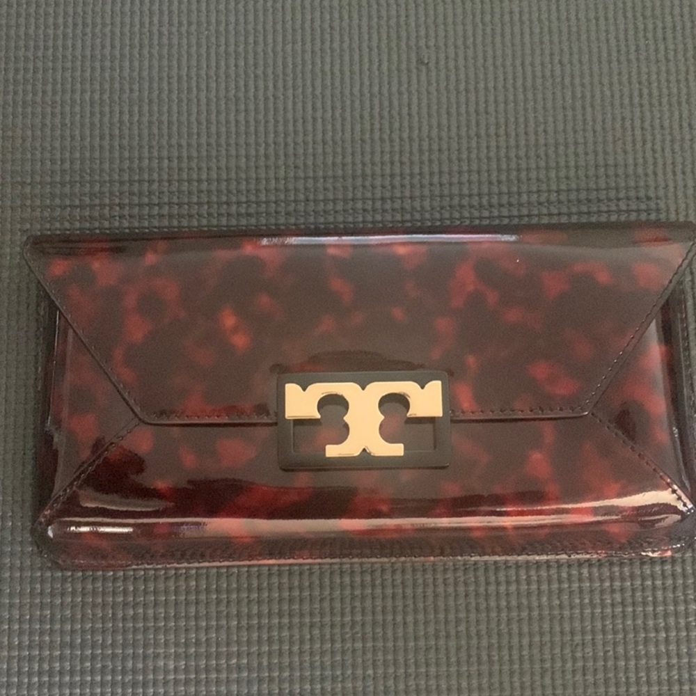 Tory Burch Gigi tortoise clutch